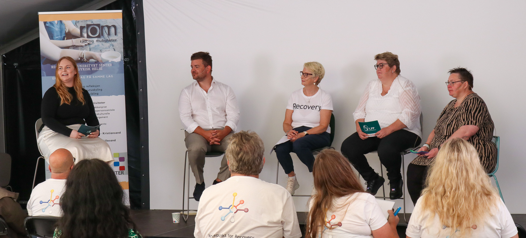 Bilde fra RBS-enes debatt på Arendalsuka 2023. En gruppe mennesker sitter på en scene, en gruppe publikumere ser på.